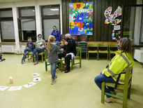 Symbolische Mantelteilung mit den Kommunionkindern (Foto: Karl-Franz Thiede)